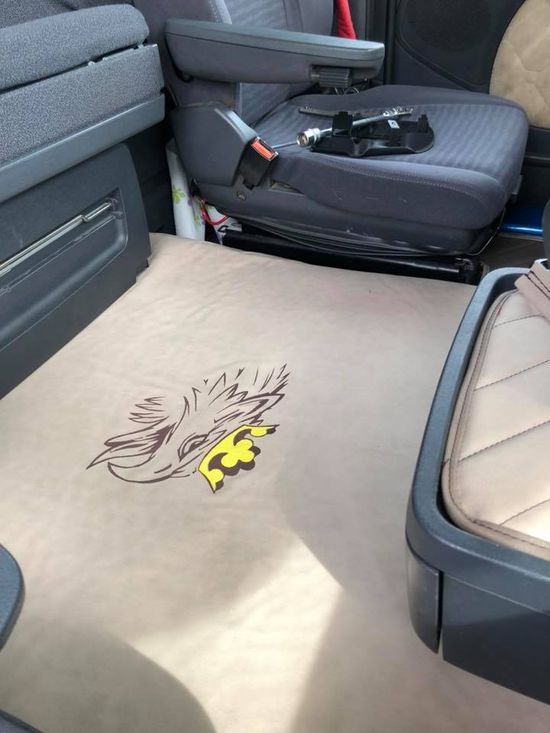 L'interno di un camion con il disegno di un'aquila sul pavimento.