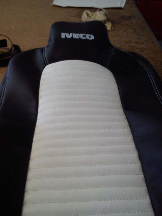 Un coprisedile bianco e nero con la scritta Iveco sopra