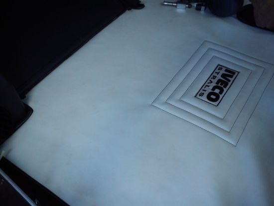 Un oggetto bianco con il logo Iveco nero sopra