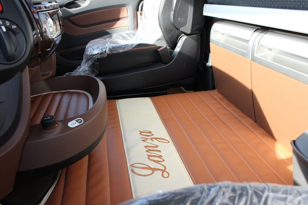 L'interno di un camion con un tappeto su cui è scritto lang.