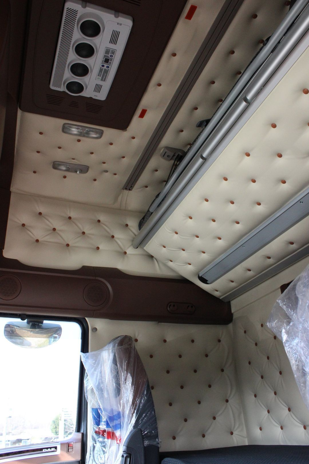 L'interno di un camion con il soffitto rivestito in pelle.