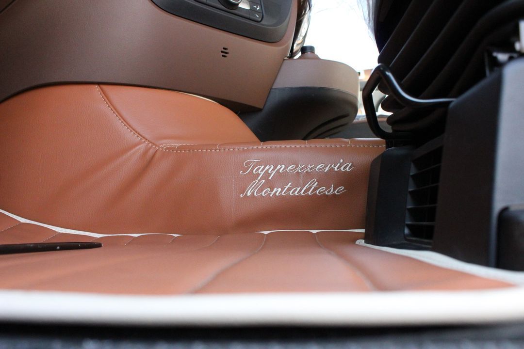 Un primo piano di un sedile in pelle marrone in un'auto