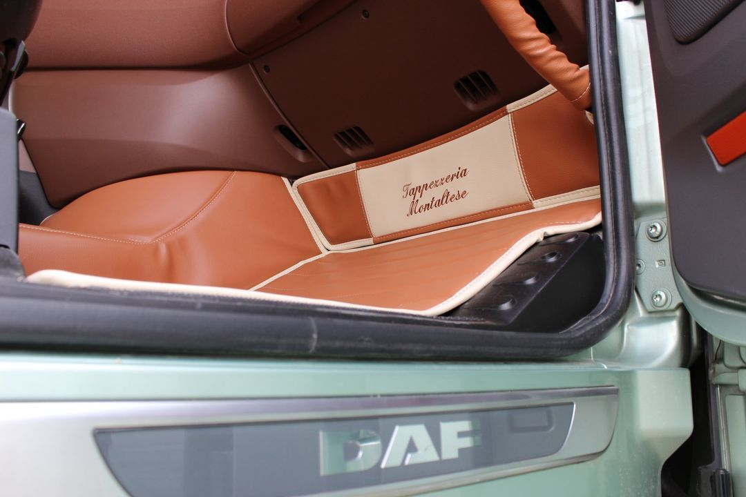 L'interno di un camion DAF verde con sedili in pelle marrone