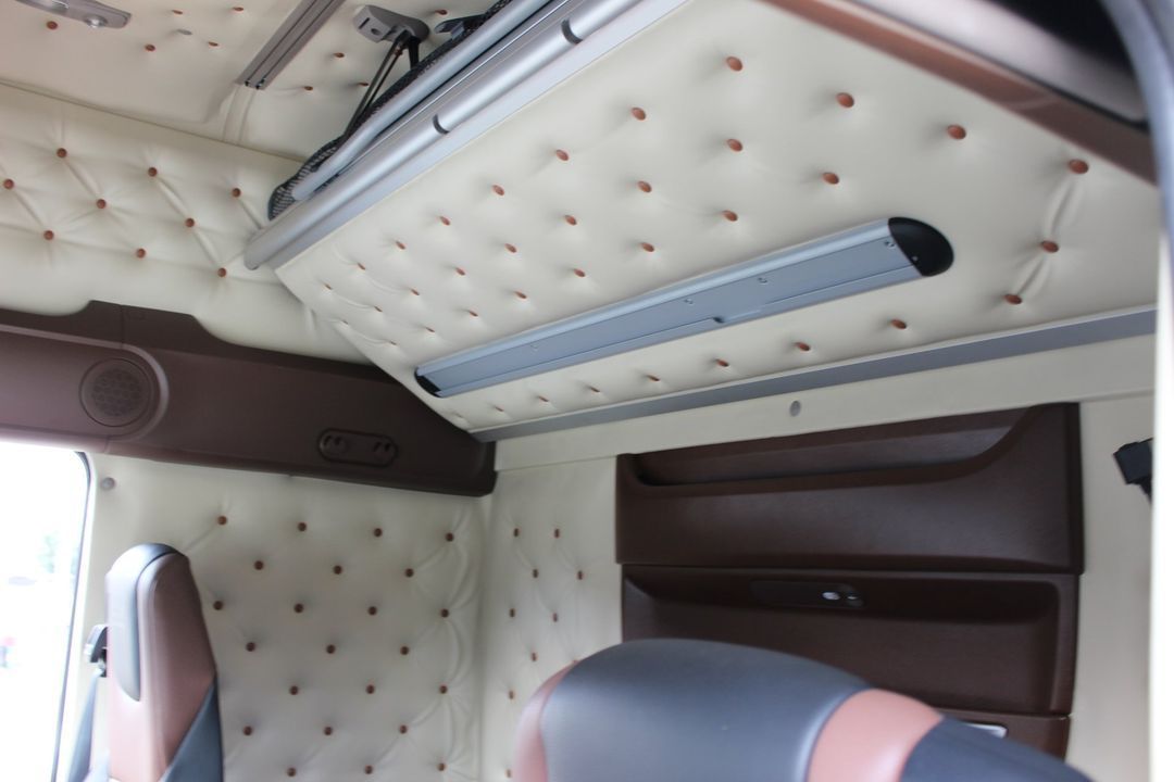 L'interno di un camion con un soffitto che presenta dei buchi