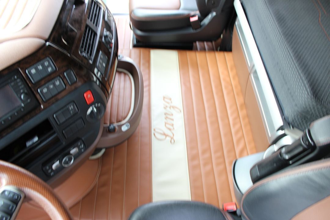 L'interno di un camion con la parola lange ricamata sul pavimento