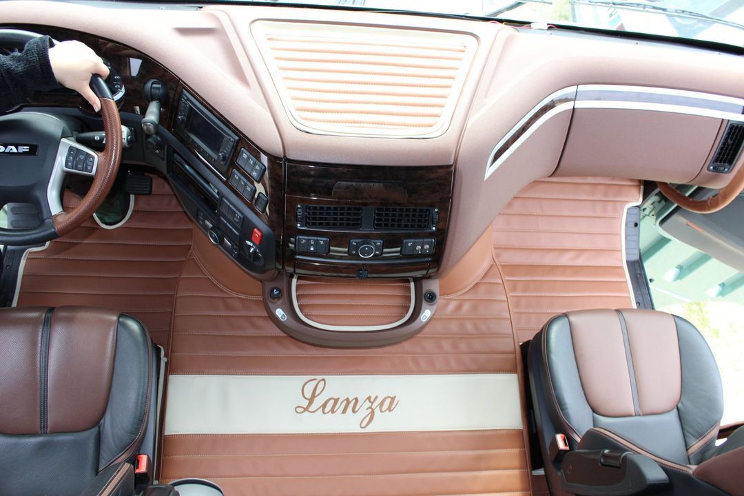 L'interno di un camion con la parola lanza scritta sul pavimento