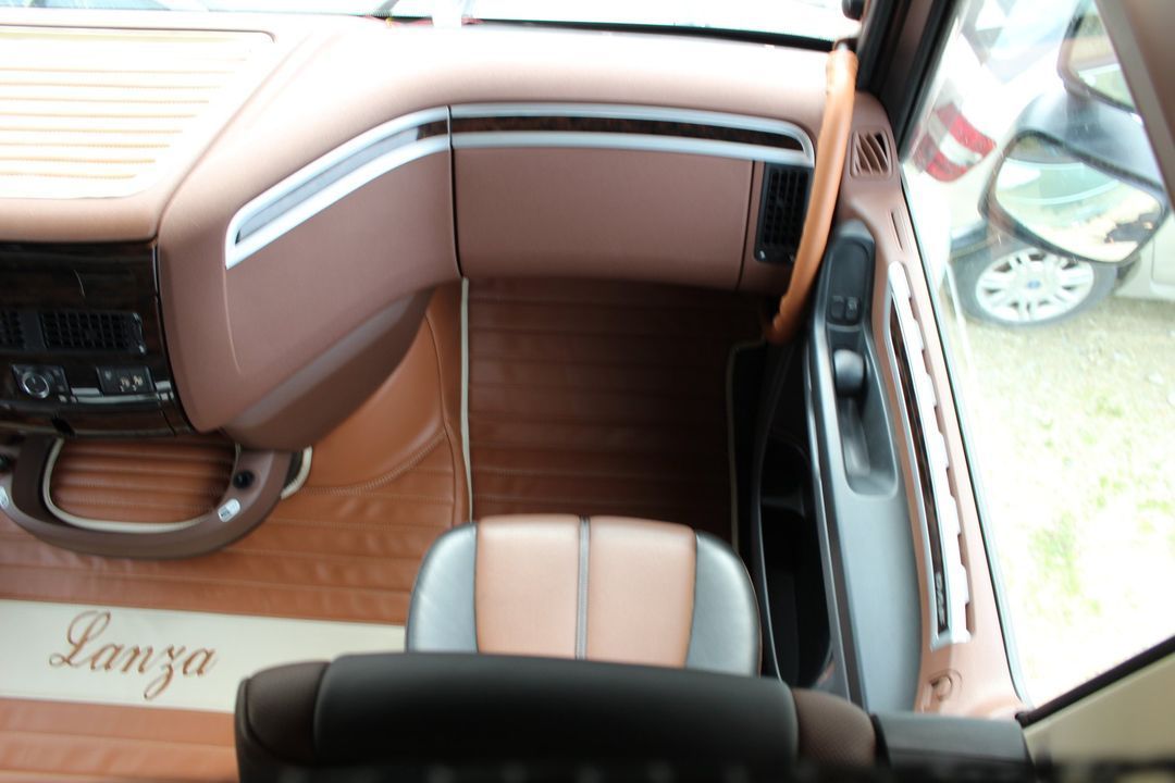 L'interno di un camion con la parola tanza sul pavimento