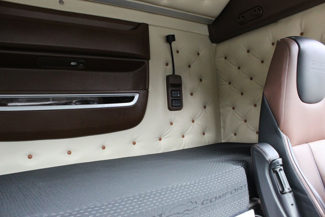 L'interno di un camion con un cassone e un telecomando sulla parete.