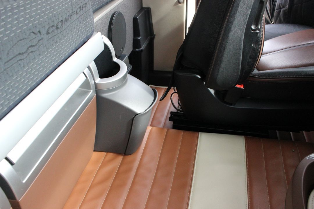 Un bidone della spazzatura si trova sul sedile posteriore di un'auto