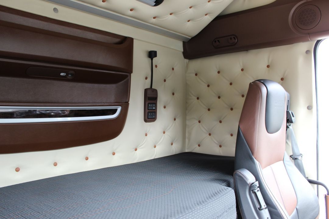 L'interno di un camion con un letto e un sedile