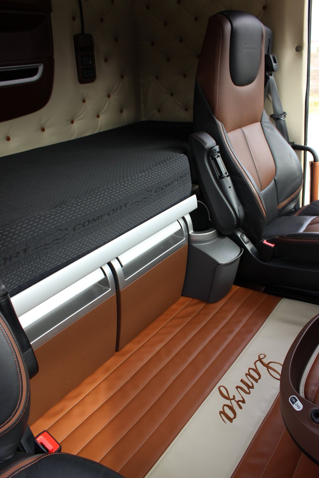 L'interno di un camion con un cassone e due sedili