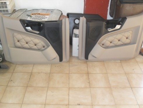 Un paio di pannelli di porte sono appoggiati su un pavimento piastrellato