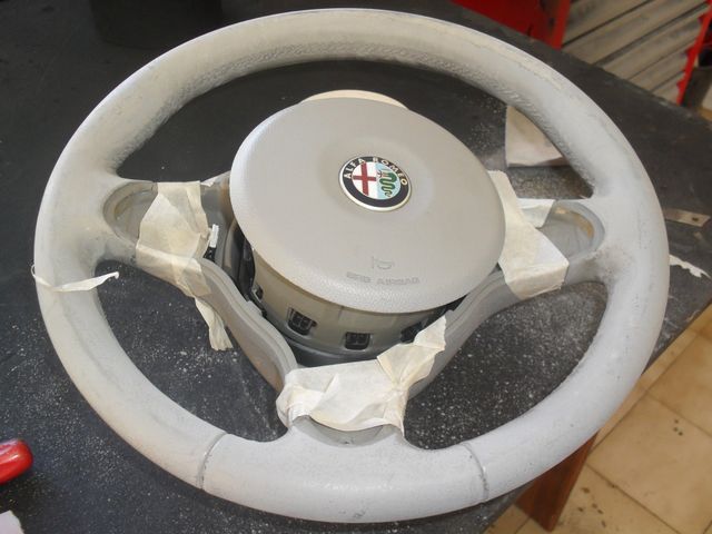 Un volante bianco con il logo Alfa Romeo sopra