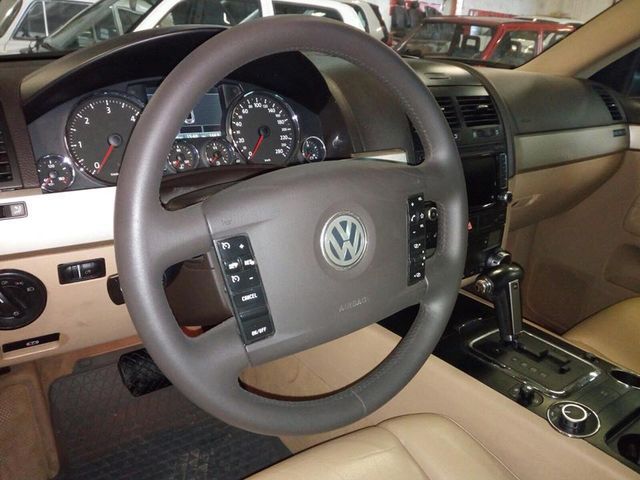 Un volante con il logo VW