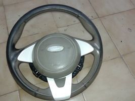 Un volante è appoggiato su un pavimento piastrellato.