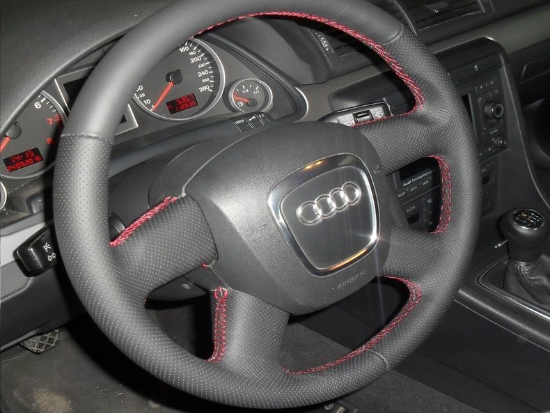 Un volante Audi nero con cuciture rosse
