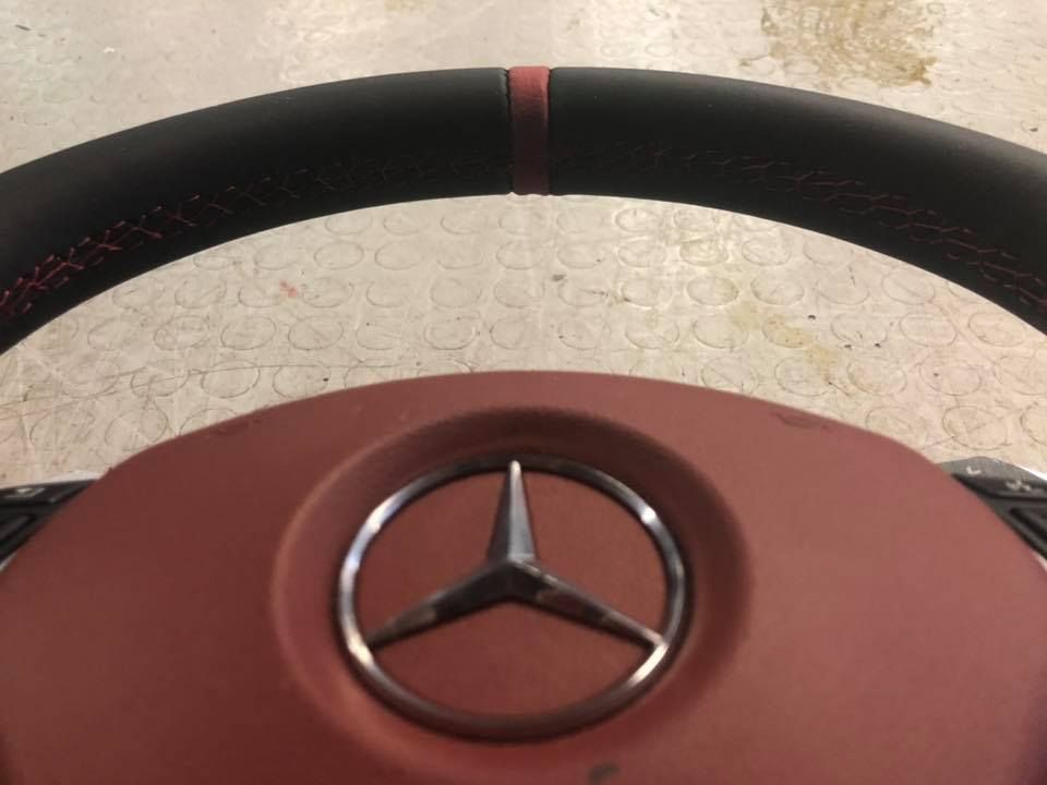 Un primo piano del volante di una Mercedes