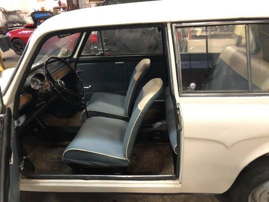 L'interno di un'auto bianca con la portiera aperta