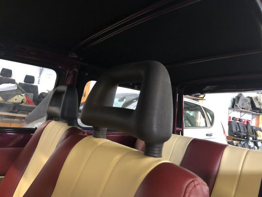 L'interno di un'auto con sedili rossi e gialli