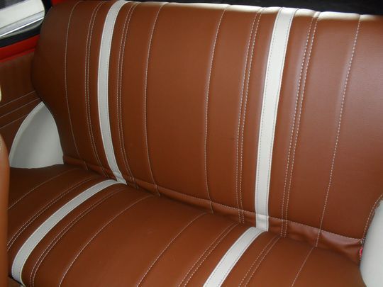 Un divano in pelle marrone con strisce bianche sullo schienale