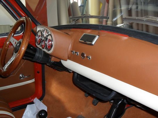 L'interno di un'auto con volante e cruscotto