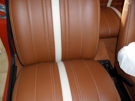 Un sedile in pelle marrone con una striscia bianca