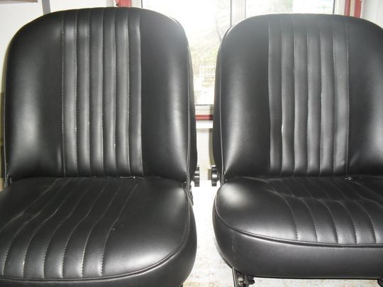 Due sedili in pelle nera sono uno accanto all'altro