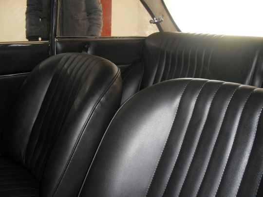 L'interno di un'auto con sedili in pelle nera