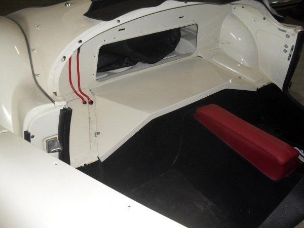 Il retro di un'auto bianca con un sedile rosso