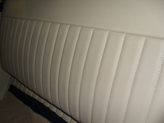 Primo piano di un sedile in pelle bianca su una barca.