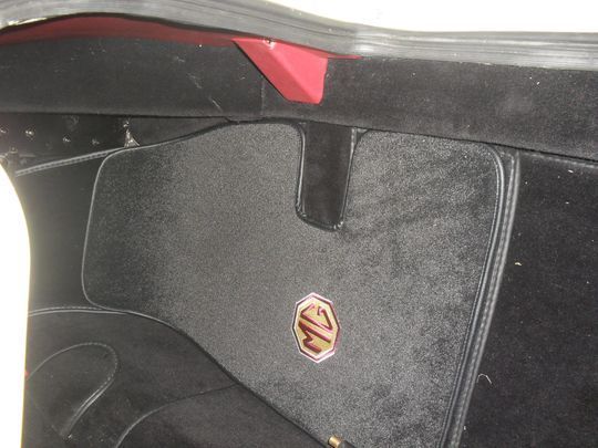 Un'auto nera con il logo md sopra