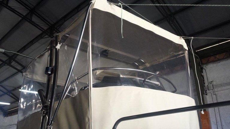 Una barca con un tettuccio trasparente sopra