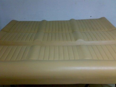 Un pezzo di pelle marrone è appoggiato su un tavolo.