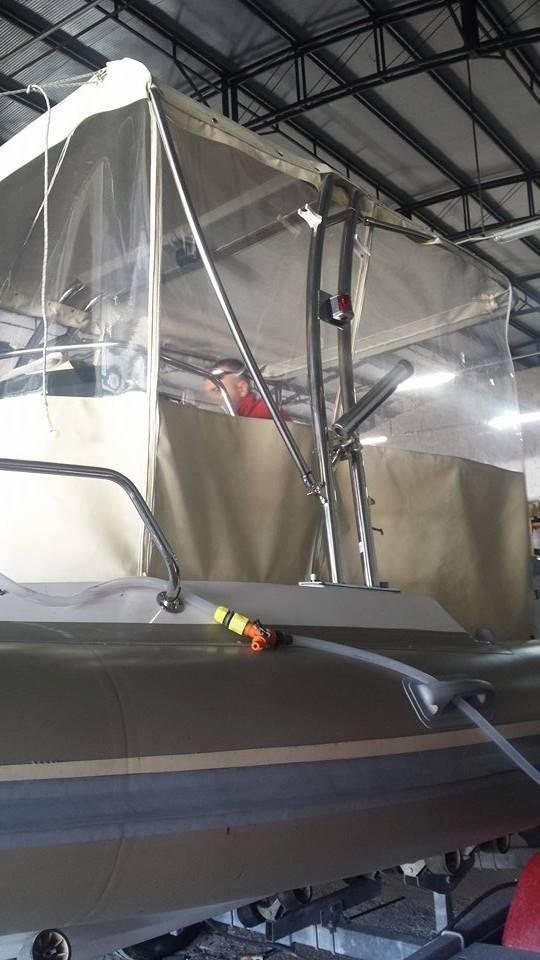 Una barca con un tettuccio trasparente è parcheggiata in un magazzino.