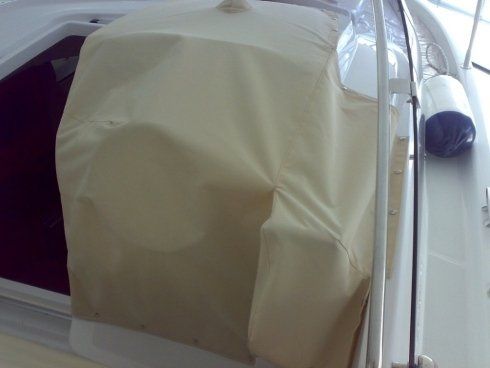 Una barca con una copertura bianca