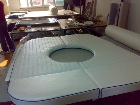 Un grande cuscino bianco con un buco nel mezzo