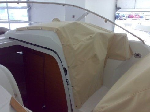 Una barca bianca con una copertura marrone chiaro