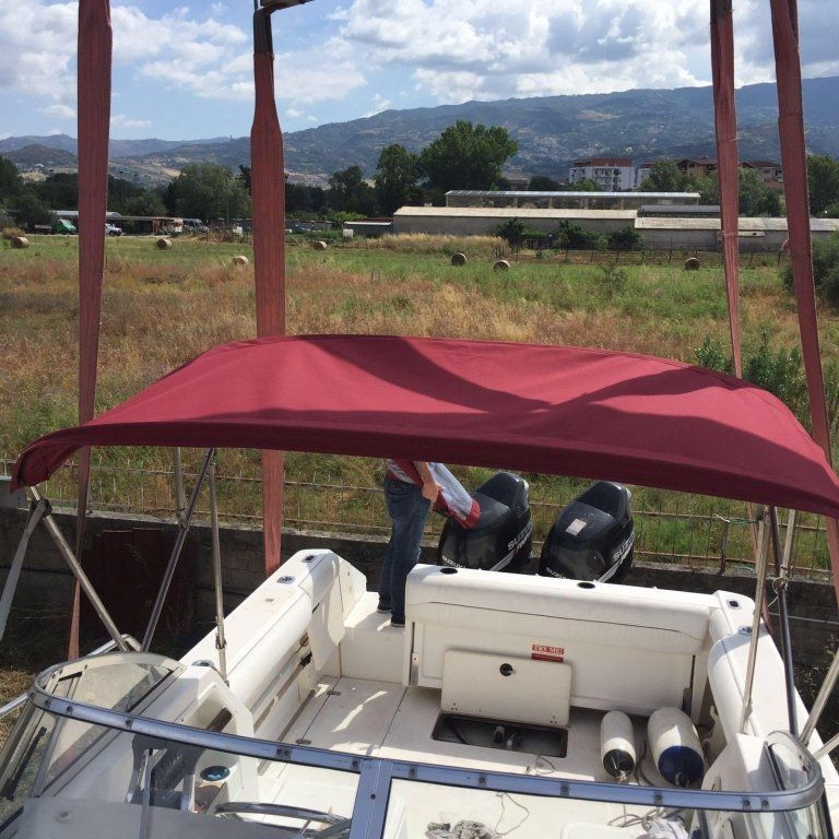 Una barca con un baldacchino rosso sopra
