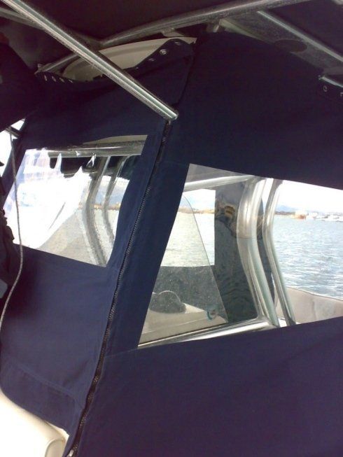 Una barca con un baldacchino blu sopra