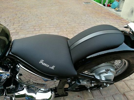 Una motocicletta Yamaha è parcheggiata su un vialetto di mattoni