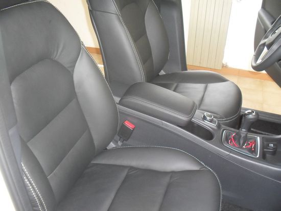 L'interno di un'auto con sedili in pelle nera