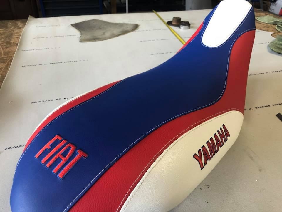 Un coprisella rosso, bianco e blu per una motocicletta Yamaha
