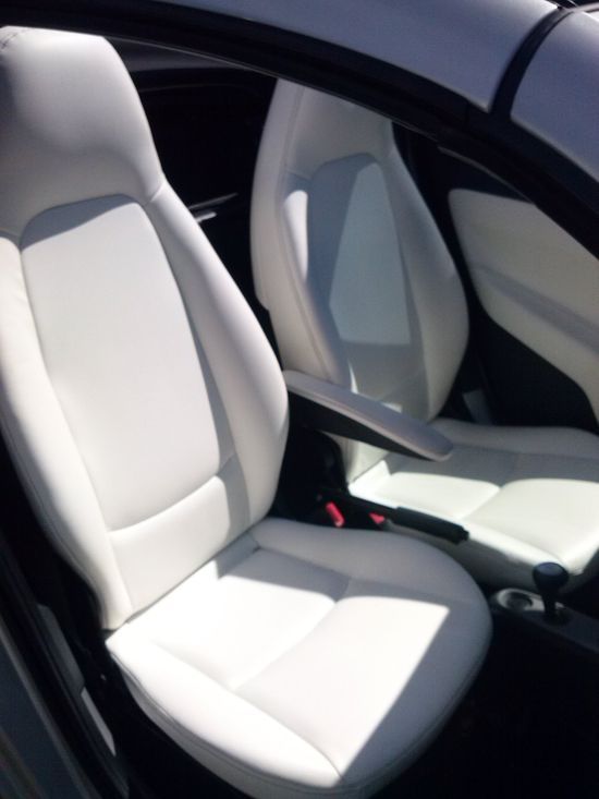 Due sedili in pelle bianca in un'auto argentata