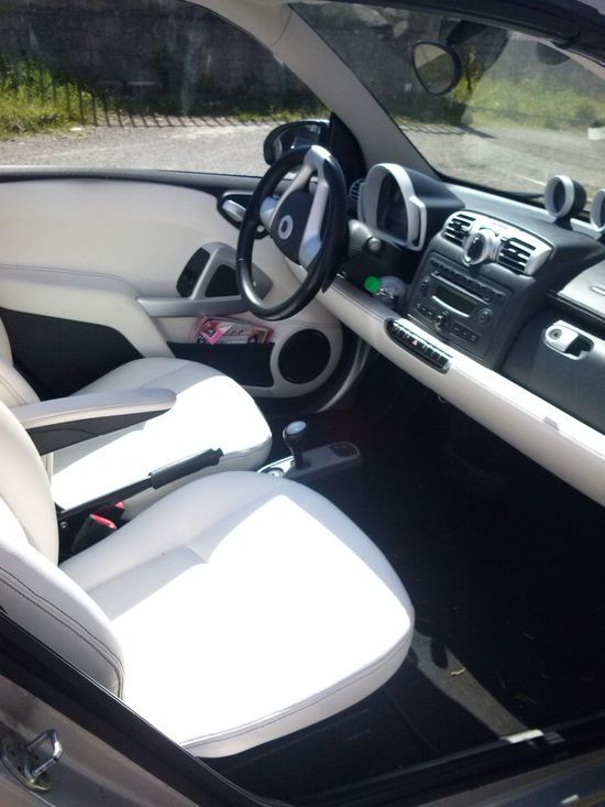 L'interno di un'auto intelligente con sedili bianchi