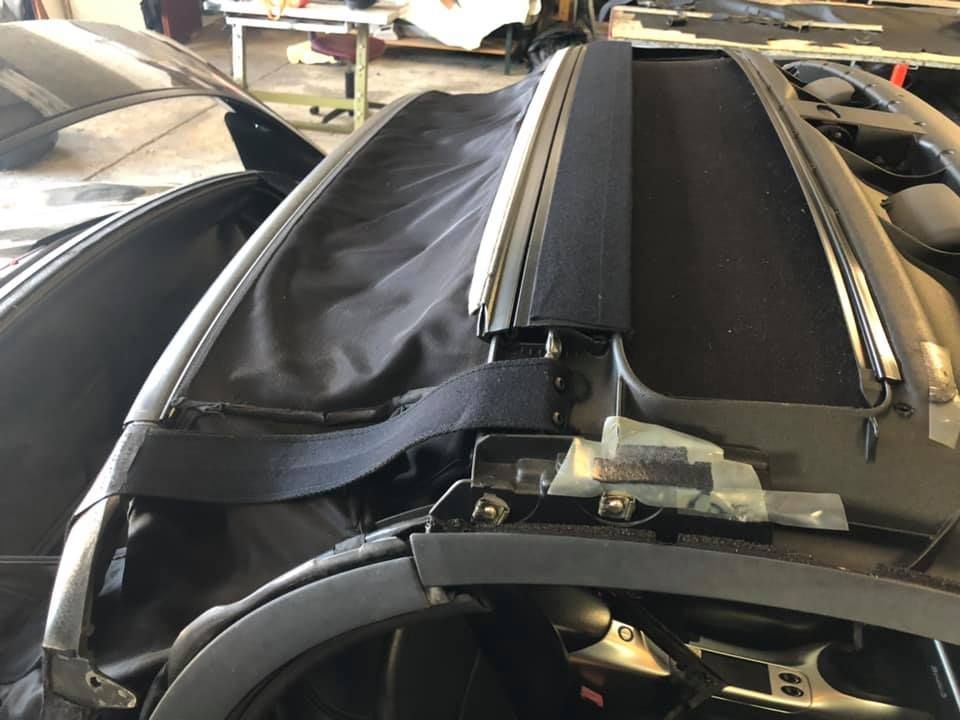 Primo piano di un'auto con un tettuccio.