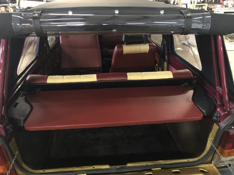 Il bagagliaio di un'auto con un ripiano al suo interno