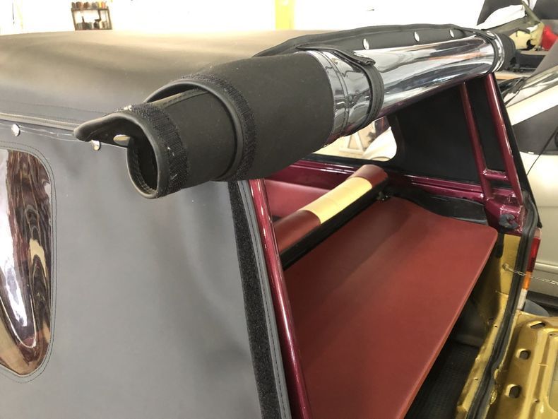 Un primo piano di un'auto con un tettuccio coperto