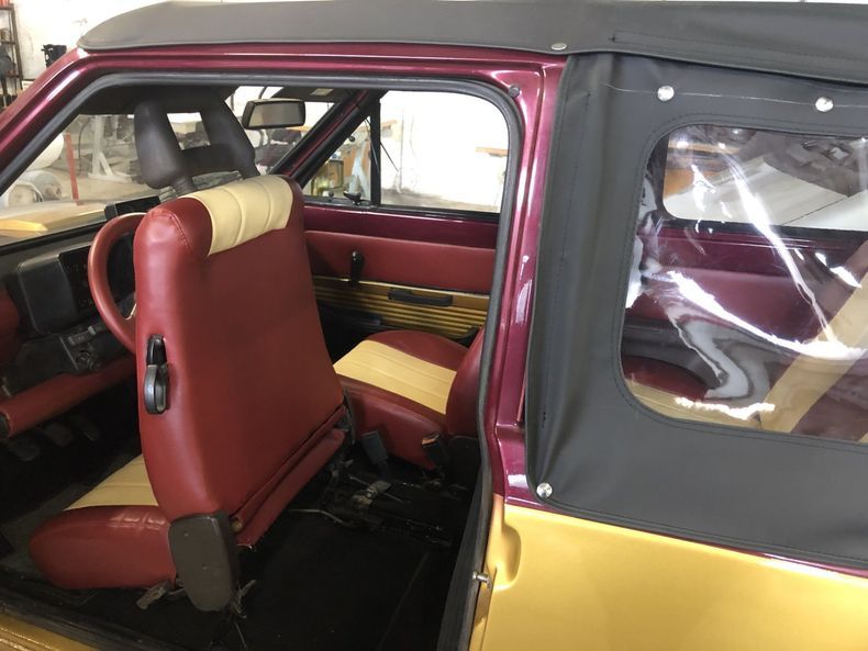 L'interno di un'auto rossa e oro con sedili rossi