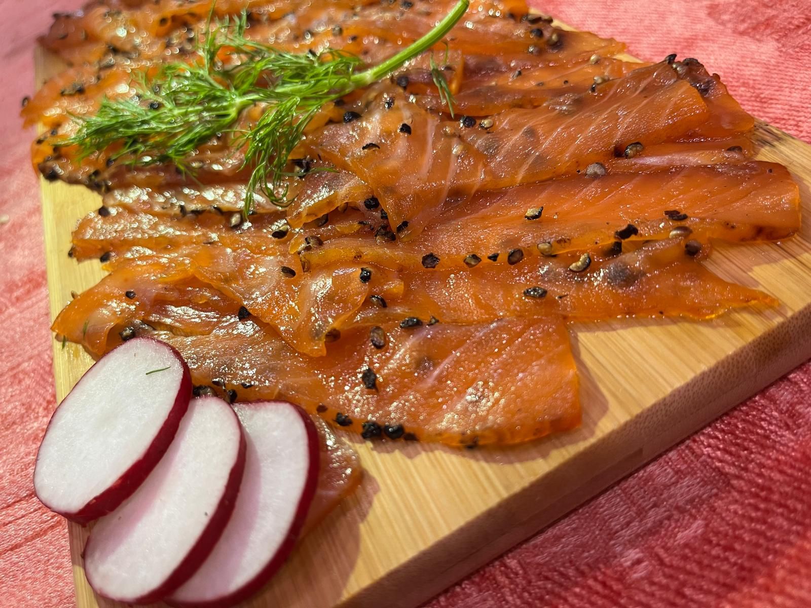 Saumon fumé au poivre concassé