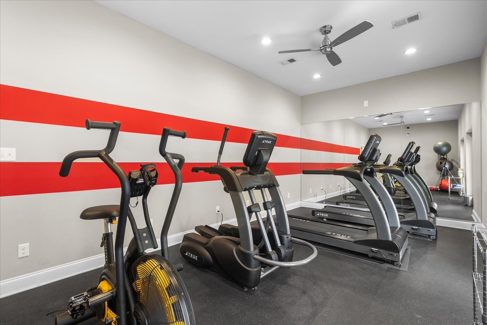 Photo of modern dining area, click here to view Amenities